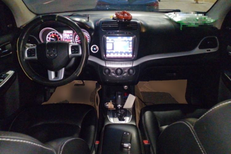 Used Dodge Journey 2013 2.4L Two-Wheel Drive Luxury Version Center Console