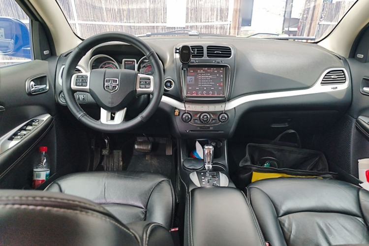 Used Dodge Journey 2013 2.4L Two-Wheel Drive Luxury Version Center Console