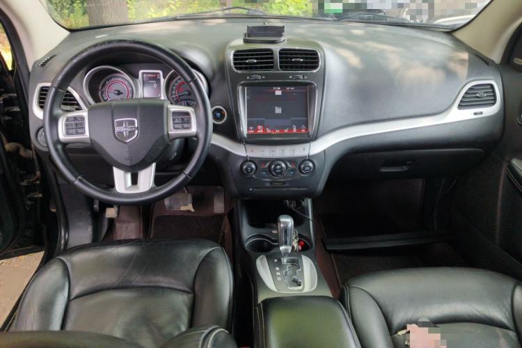 Used Dodge Journey 2013 2.4L Two-Wheel Drive Luxury Version Center Console