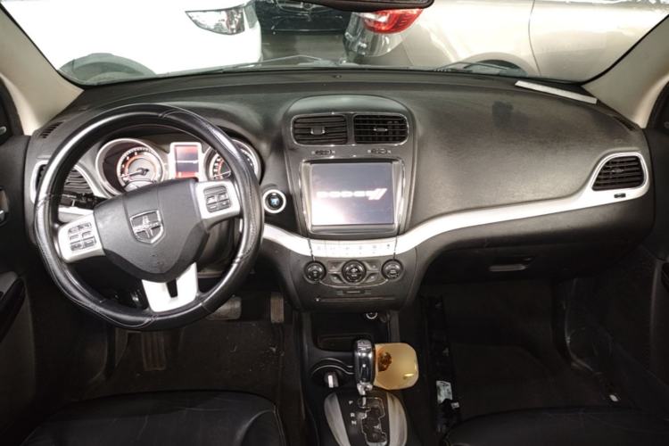 Used Dodge Journey 2013 2.4L Two-Wheel Drive Luxury Version Center Console