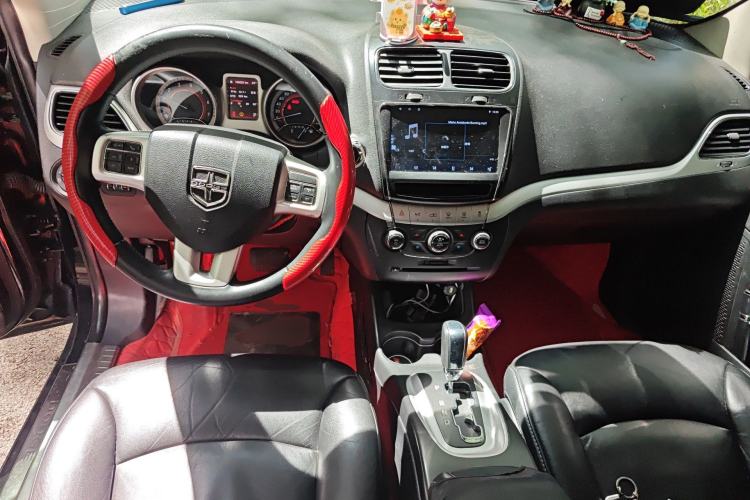 Used Dodge Journey 2013 2.4L Two-Wheel Drive Luxury Version Center Console