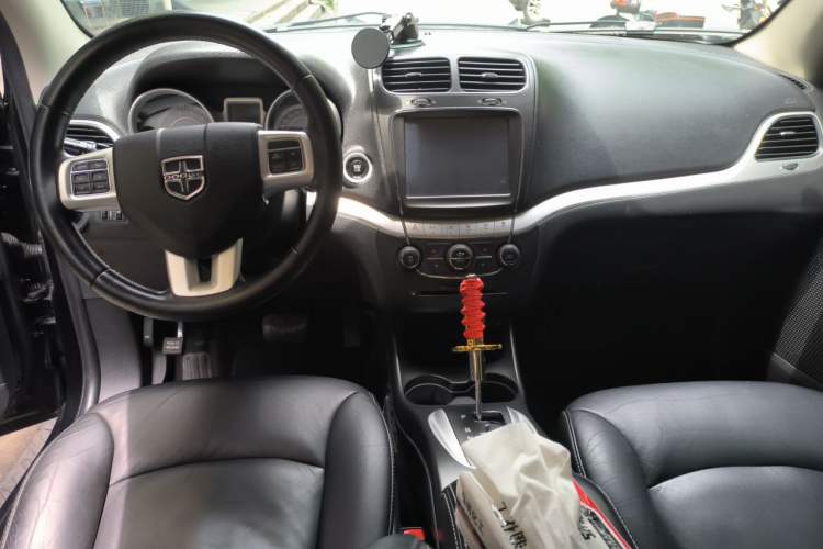 Used Dodge Journey 2013 3.6L Four-Wheel Drive Flagship Edition Center Console
