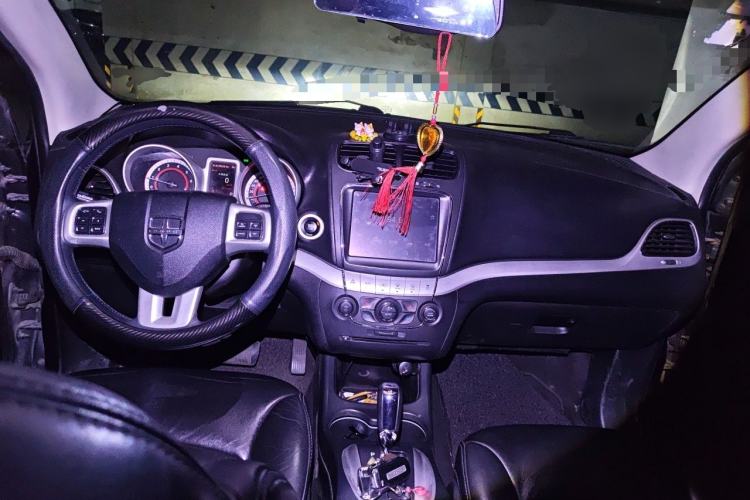 Used Dodge Journey 2013 2.4L Two-Wheel Drive Luxury Version Center Console