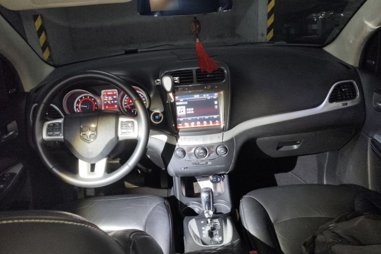 Used Dodge Journey 2013 2.4L Two-Wheel Drive Luxury Version Center Console