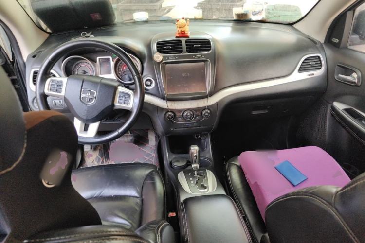 Used Dodge Journey 2013 2.4L Two-Wheel Drive Luxury Version Center Console