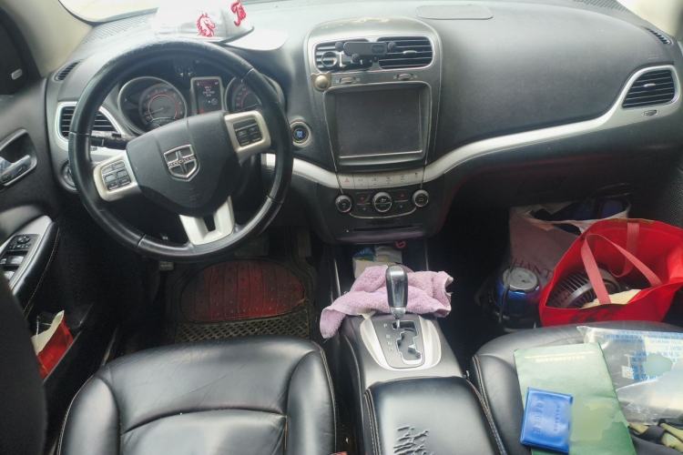 Used Dodge Journey 2013 2.4L Two-Wheel Drive Luxury Version Center Console