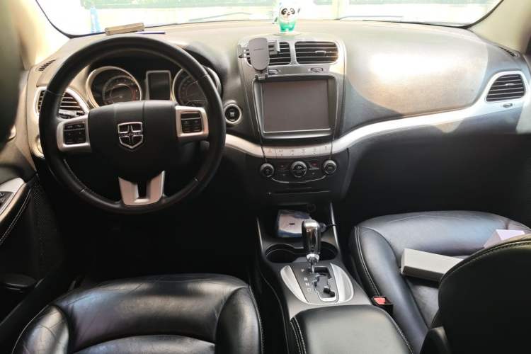Used Dodge Journey 2013 2.4L Two-Wheel Drive Luxury Version Center Console
