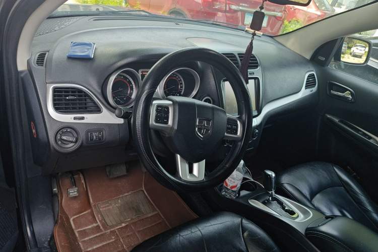 Used Dodge Journey 2013 2.4L Two-Wheel Drive Luxury Version Center Console