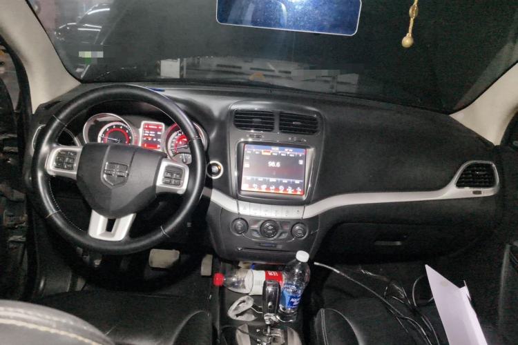 Used Dodge Journey 2013 3.6L Four-Wheel Drive Flagship Edition Center Console