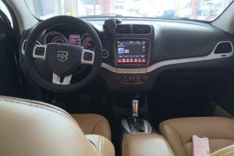 Used Dodge Journey 2013 2.4L Two-Wheel Drive Luxury Version Center Console