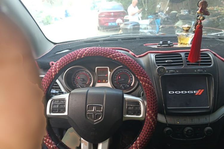 Used Dodge Journey 2013 2.4L Two-Wheel Drive Luxury Version Center Console