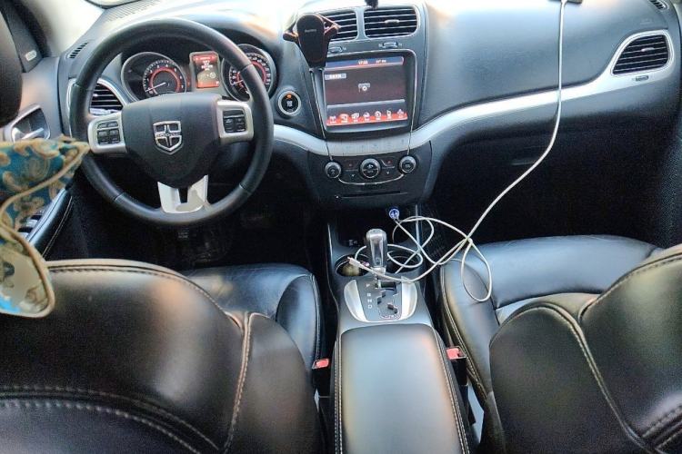 Used Dodge Journey 2013 3.6L Four-Wheel Drive Flagship Edition Center Console
