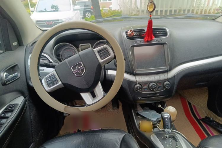 Used Dodge Journey 2013 2.4L Two-Wheel Drive Luxury Version Center Console