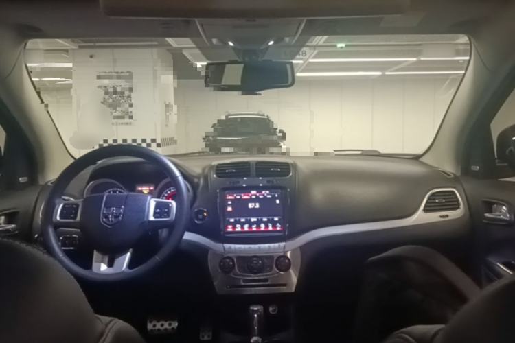 Used Dodge Journey 2013 2.4L Two-Wheel Drive Luxury Version Center Console