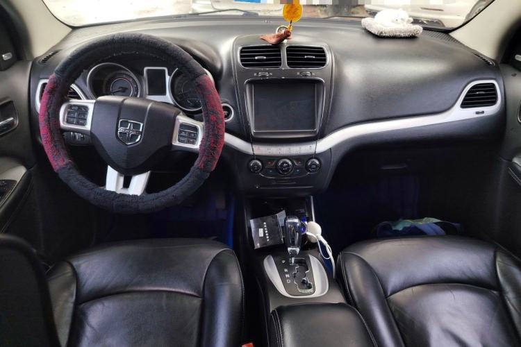Used Dodge Journey 2013 2.4L Two-Wheel Drive Luxury Version Center Console