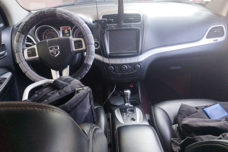 Used Dodge Journey 2013 2.4L Two-Wheel Drive Luxury Version Center Console