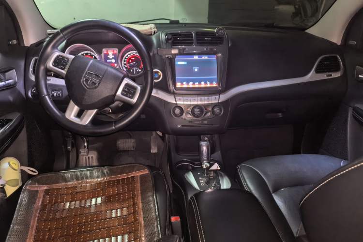 Used Dodge Journey 2013 2.4L Two-Wheel Drive Luxury Version Center Console