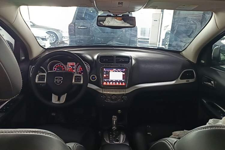 Used Dodge Journey 2013 2.4L Two-Wheel Drive Luxury Version Center Console