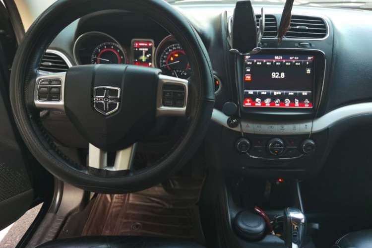 Used Dodge Journey 2013 2.4L Two-Wheel Drive Luxury Version Center Console