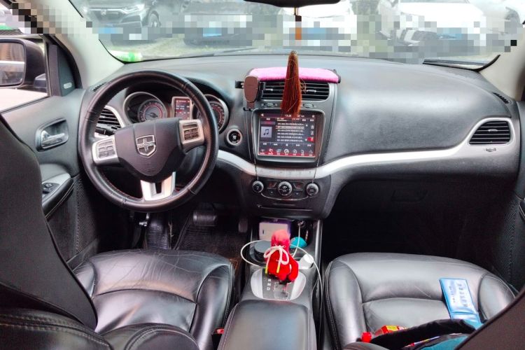 Used Dodge Journey 2013 2.4L Two-Wheel Drive Luxury Version Center Console