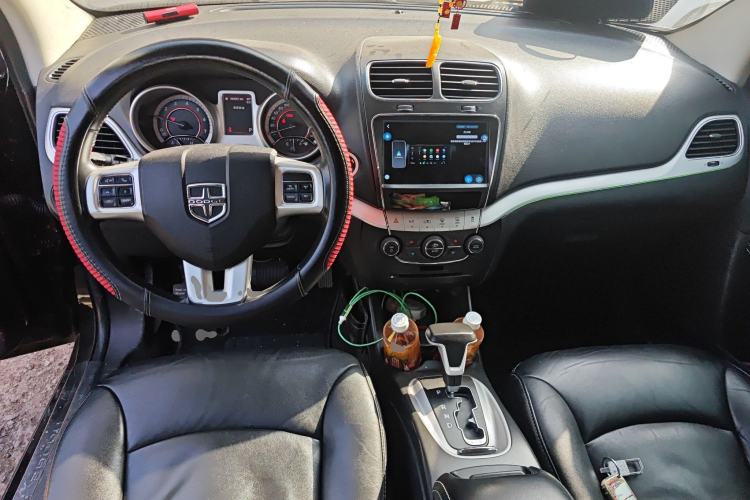 Used Dodge Journey 2013 3.6L Four-Wheel Drive Flagship Edition Center Console