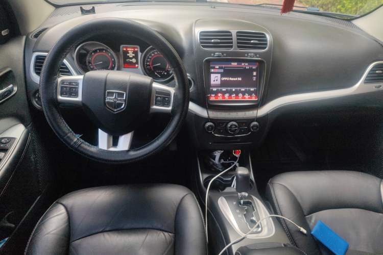 Used Dodge Journey 2013 2.4L Two-Wheel Drive Luxury Version Center Console