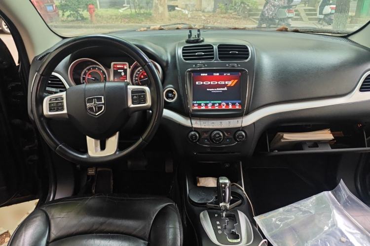 Used Dodge Journey 2013 2.4L Two-Wheel Drive Luxury Version Center Console