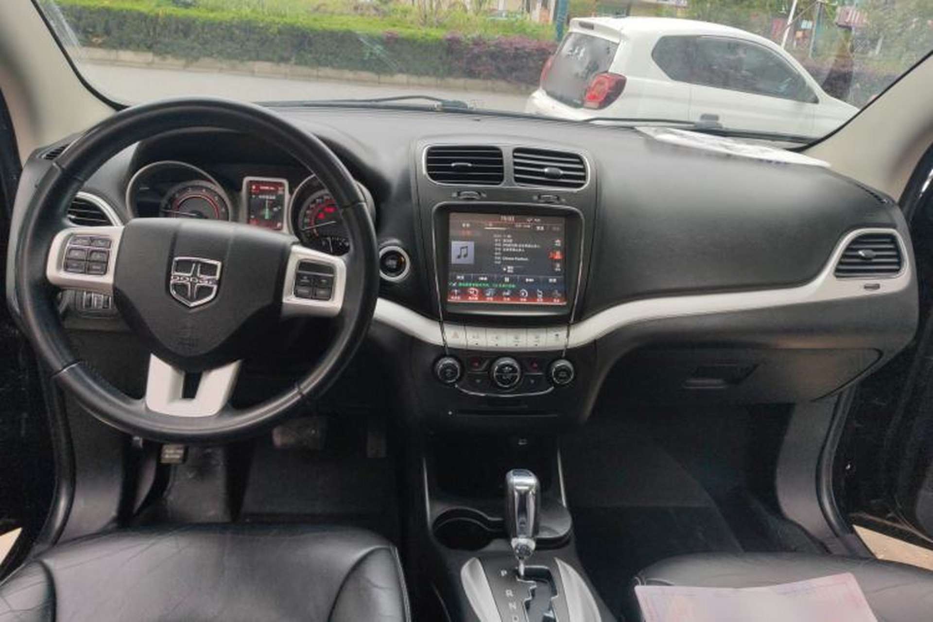 Used Dodge Journey 2013 2.4L Two-Wheel Drive Luxury Version Center Console