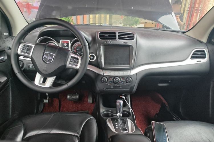 Used Dodge Journey 2013 2.4L Two-Wheel Drive Luxury Version Center Console
