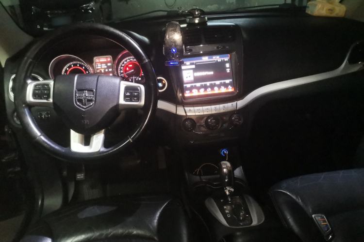Used Dodge Journey 2013 2.4L Two-Wheel Drive Luxury Version Center Console