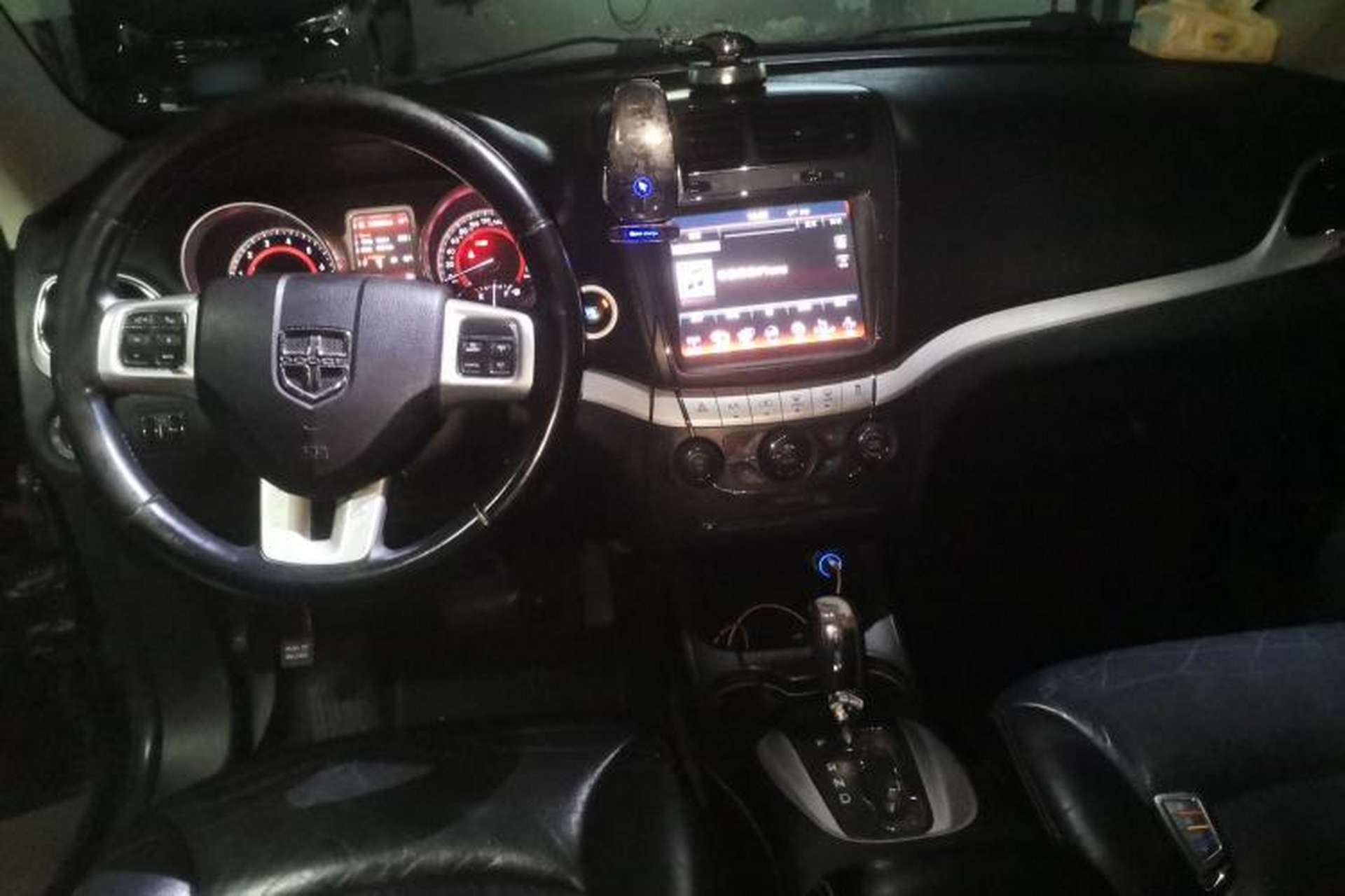 Used Dodge Journey 2013 2.4L Two-Wheel Drive Luxury Version Center Console