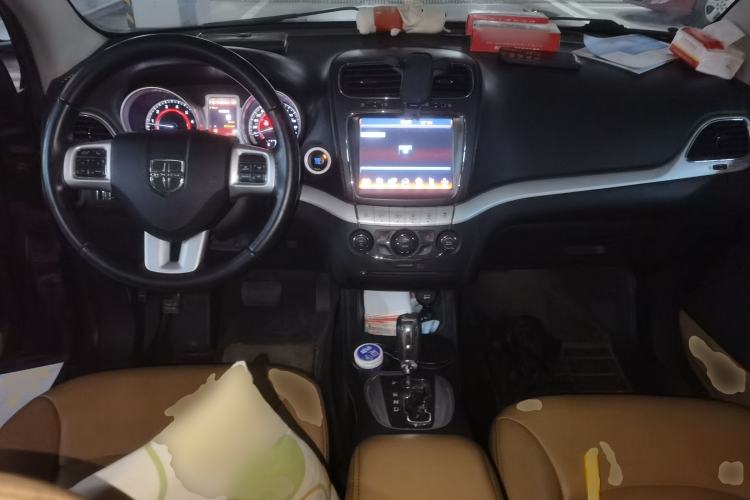 Used Dodge Journey 2013 2.4L Two-Wheel Drive Luxury Version Center Console