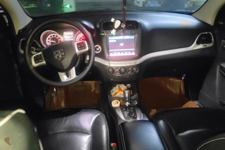 Used Dodge Journey 2013 2.4L Two-Wheel Drive Luxury Version Center Console