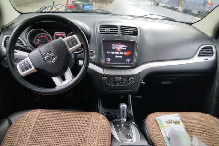 Used Dodge Journey 2013 2.4L Two-Wheel Drive Luxury Version Center Console