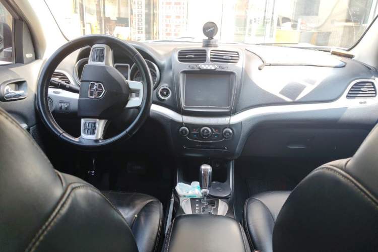 Used Dodge Journey 2013 2.4L Two-Wheel Drive Luxury Version Center Console
