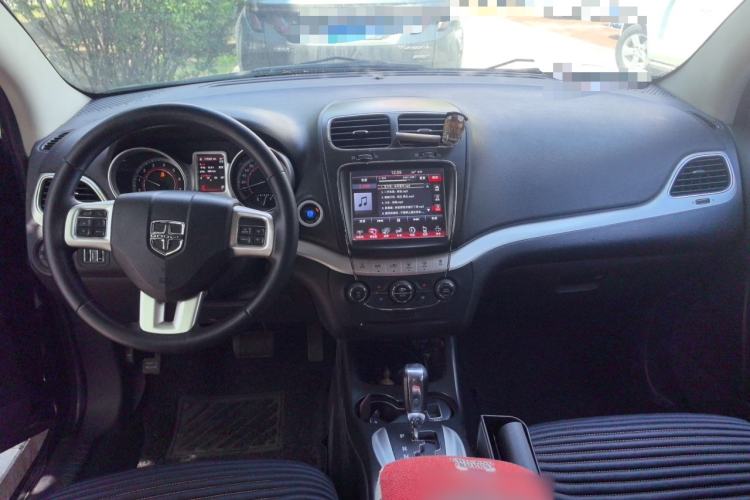 Used Dodge Journey 2013 2.4L Two-Wheel Drive Luxury Version Center Console