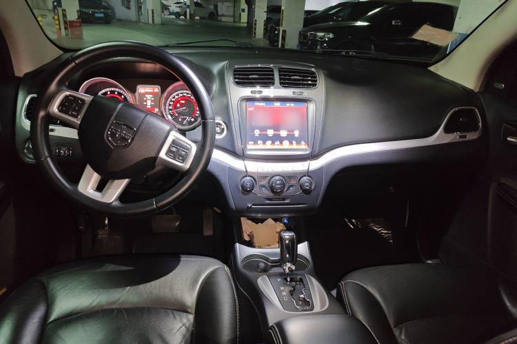 Used Dodge Journey 2013 2.4L Two-Wheel Drive Luxury Version Center Console