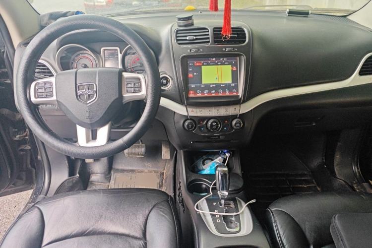 Used Dodge Journey 2013 2.4L Two-Wheel Drive Luxury Version Center Console