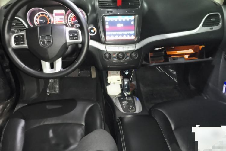 Used Dodge Journey 2013 2.4L Two-Wheel Drive Luxury Version Center Console