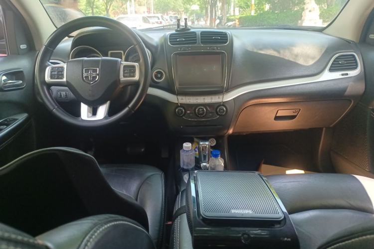 Used Dodge Journey 2013 2.4L Two-Wheel Drive Luxury Version Center Console