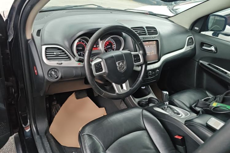 Used Dodge Journey 2013 2.4L Two-Wheel Drive Luxury Version Center Console