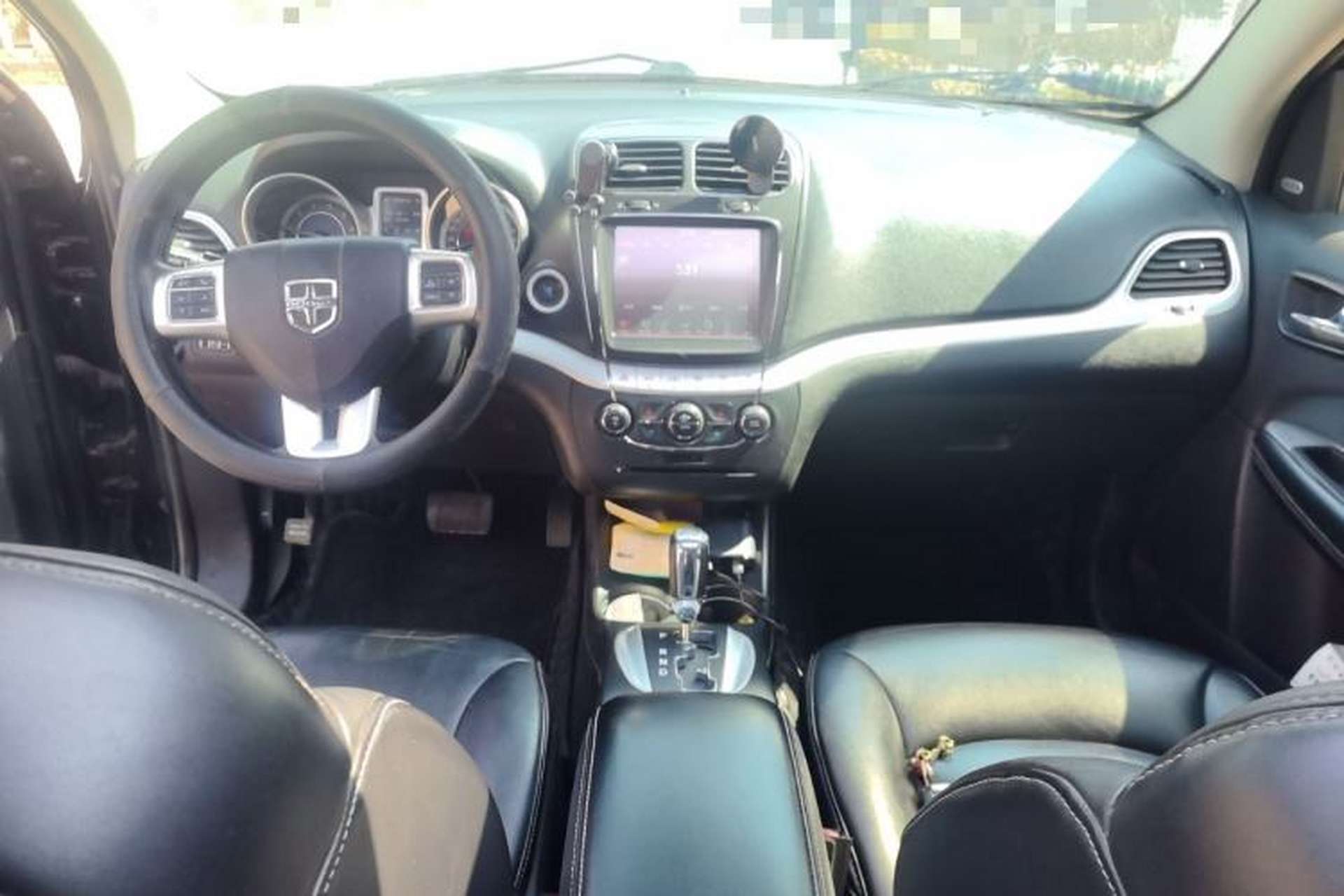 Used Dodge Journey 2013 2.4L Two-Wheel Drive Luxury Version Center Console