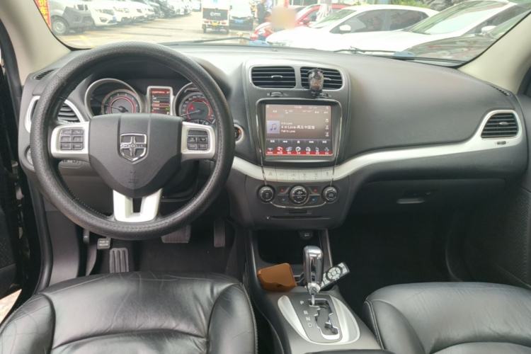 Used Dodge Journey 2013 2.4L Two-Wheel Drive Luxury Version Center Console