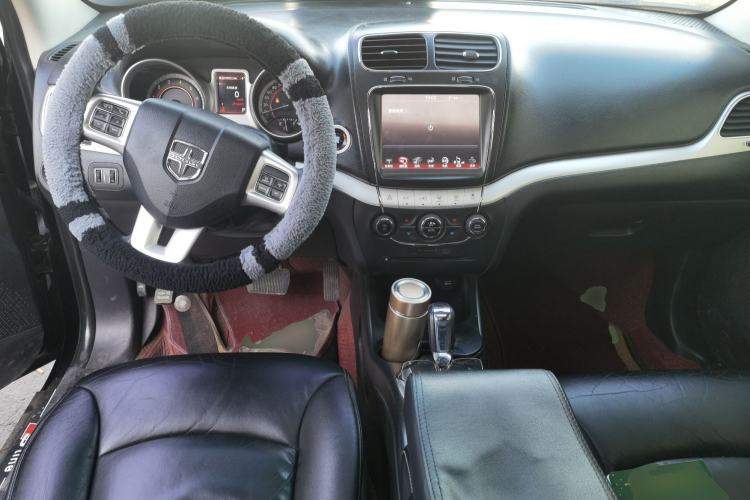 Used Dodge Journey 2013 2.4L Two-Wheel Drive Luxury Version Center Console