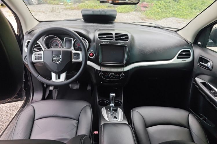 Used Dodge Journey 2013 2.4L Two-Wheel Drive Luxury Version Center Console
