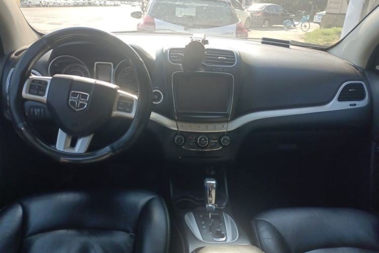 Used Dodge Journey 2013 2.4L Two-Wheel Drive Luxury Version Center Console