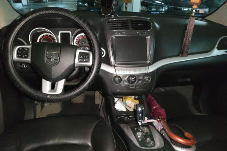 Used Dodge Journey 2013 2.4L Two-Wheel Drive Luxury Version Center Console