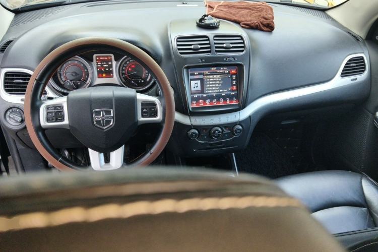 Used Dodge Journey 2013 2.4L Two-Wheel Drive Luxury Version Center Console