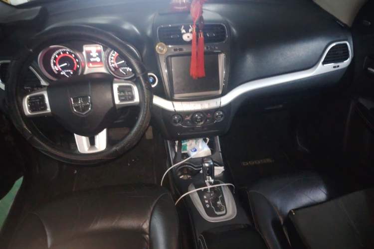 Used Dodge Journey 2013 2.4L Two-Wheel Drive Luxury Version Center Console