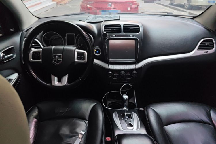 Used Dodge Journey 2013 2.4L Two-Wheel Drive Luxury Version Center Console